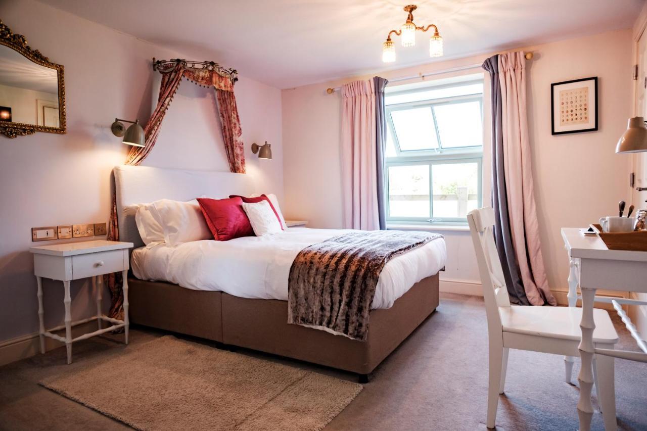 The Bower Inn Bridgwater Bagian luar foto A bedroom at The Old Vicarage Hotel