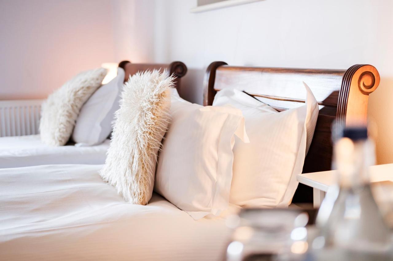 The Bower Inn Bridgwater Bagian luar foto A bed with pillows