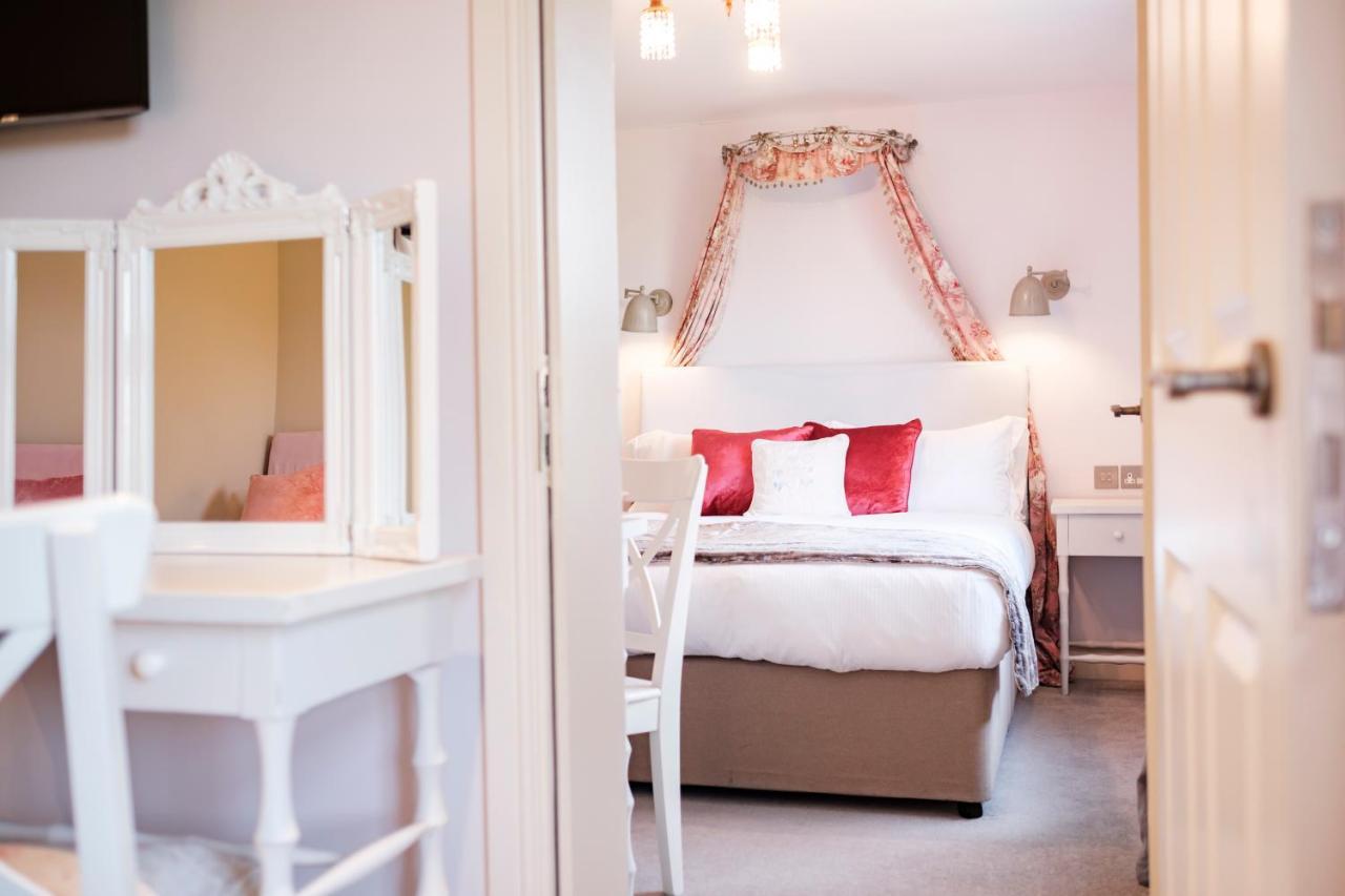 The Bower Inn Bridgwater Bagian luar foto A bedroom at The Swan Hotel