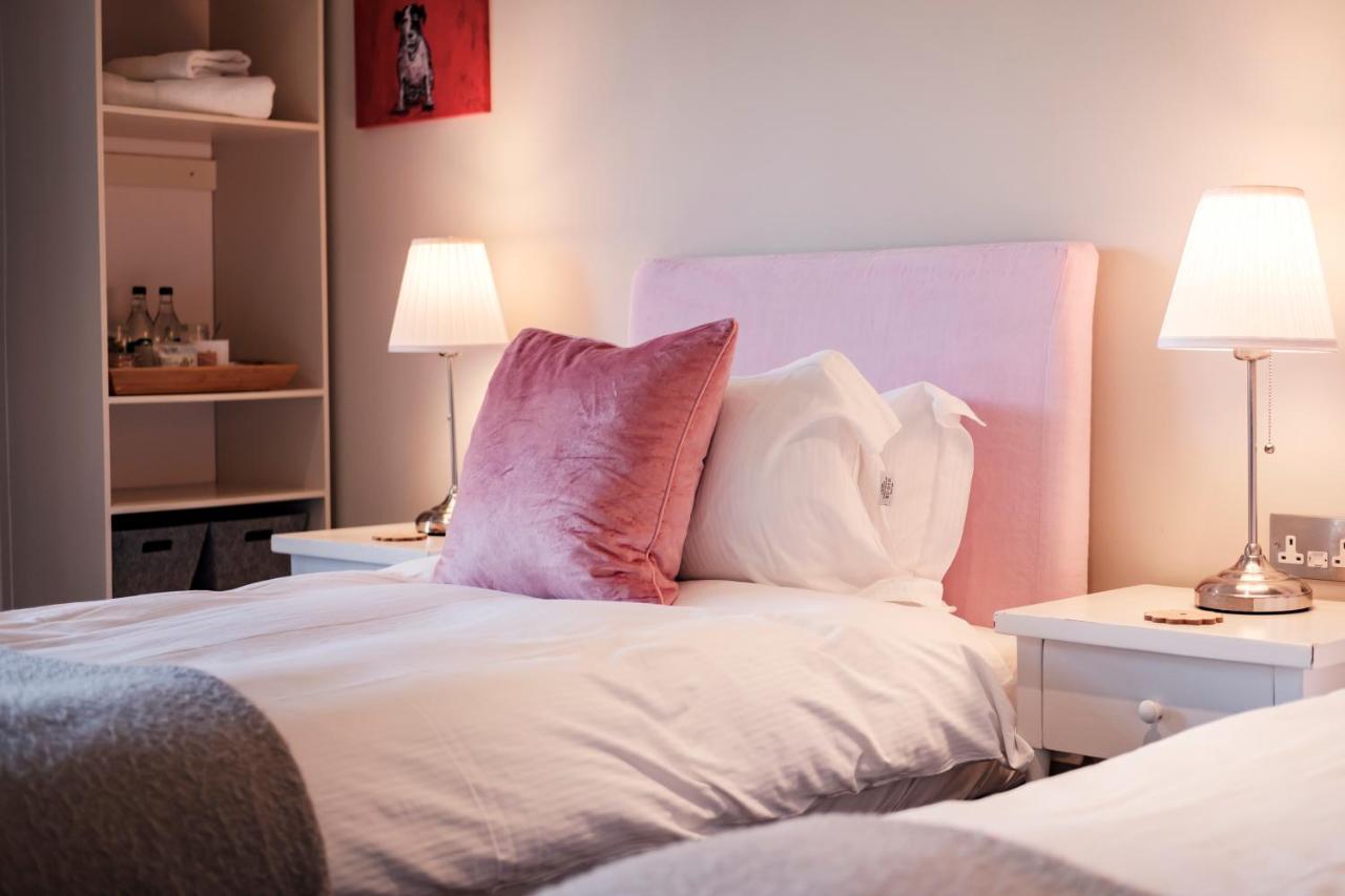 The Bower Inn Bridgwater Bagian luar foto A bed with a headboard