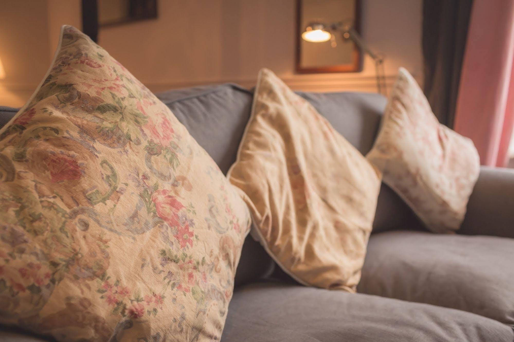 The Bower Inn Bridgwater Bagian luar foto Cushions on a sofa
