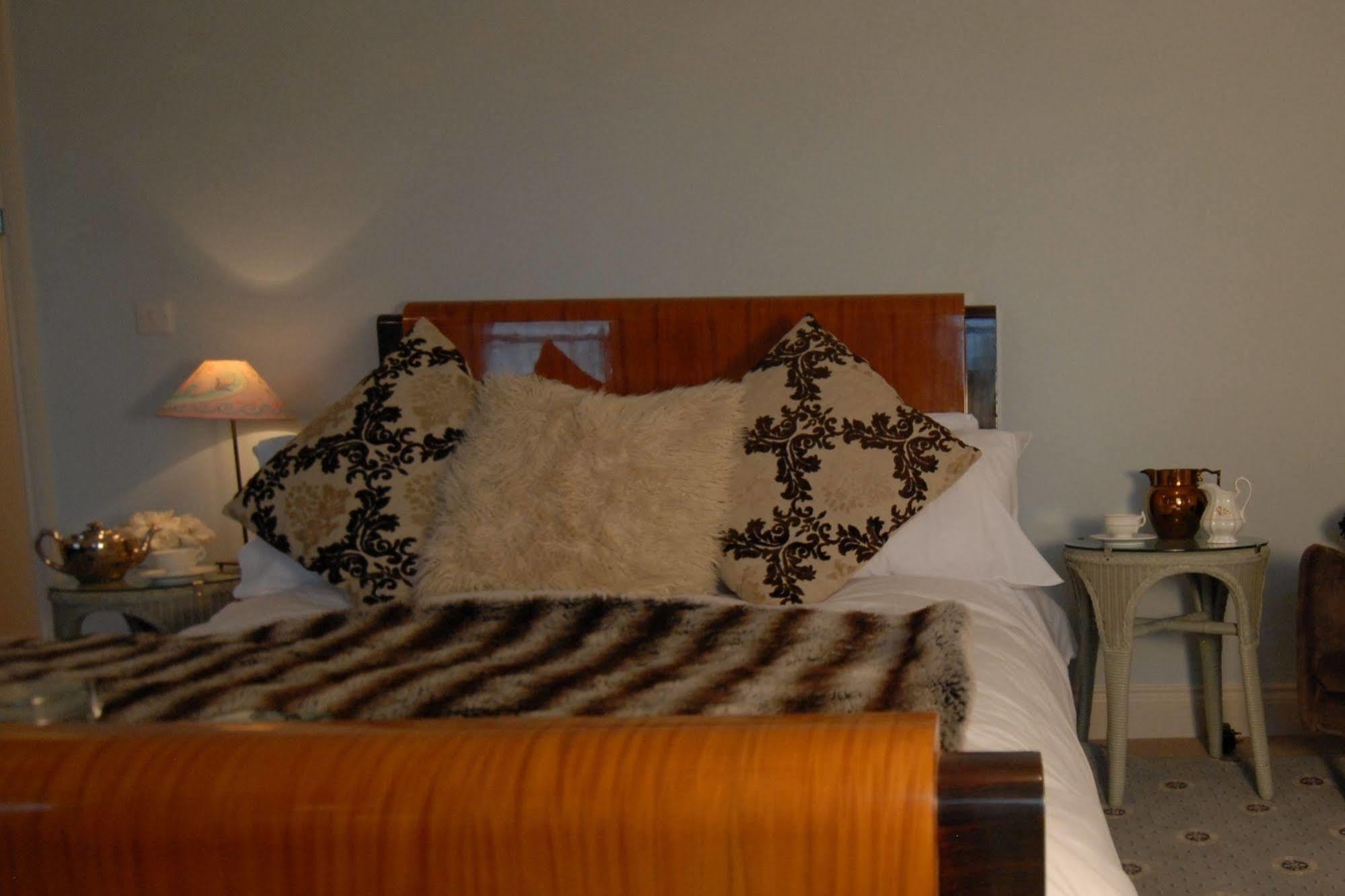The Bower Inn Bridgwater Bagian luar foto A bed with a mink throw
